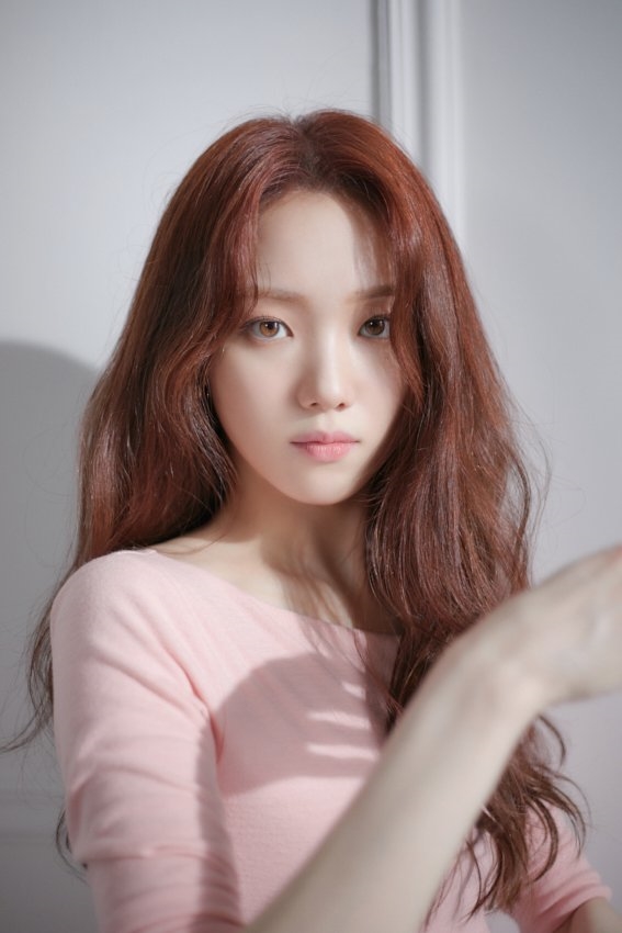 Lee Sung Kyung tung loạt ảnh hậu trường quảng cáo đẹp ngây ngất