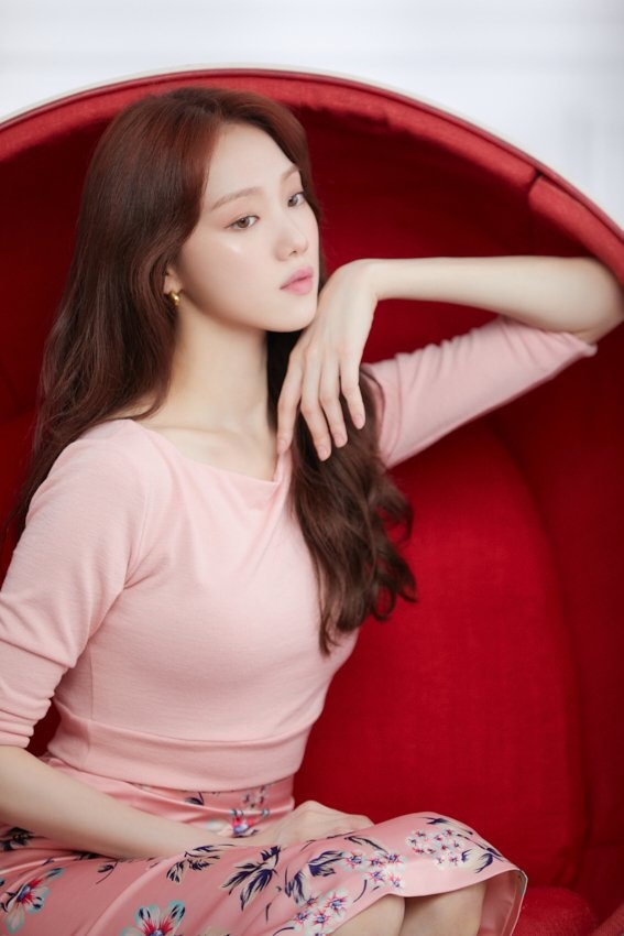 Lee Sung Kyung tung loạt ảnh hậu trường quảng cáo đẹp ngây ngất
