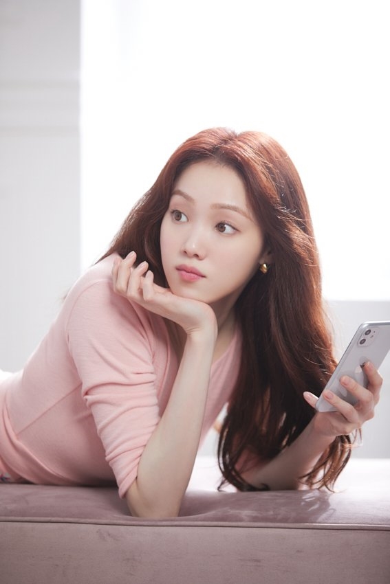 Lee Sung Kyung tung loạt ảnh hậu trường quảng cáo đẹp ngây ngất
