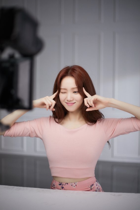 Lee Sung Kyung tung loạt ảnh hậu trường quảng cáo đẹp ngây ngất