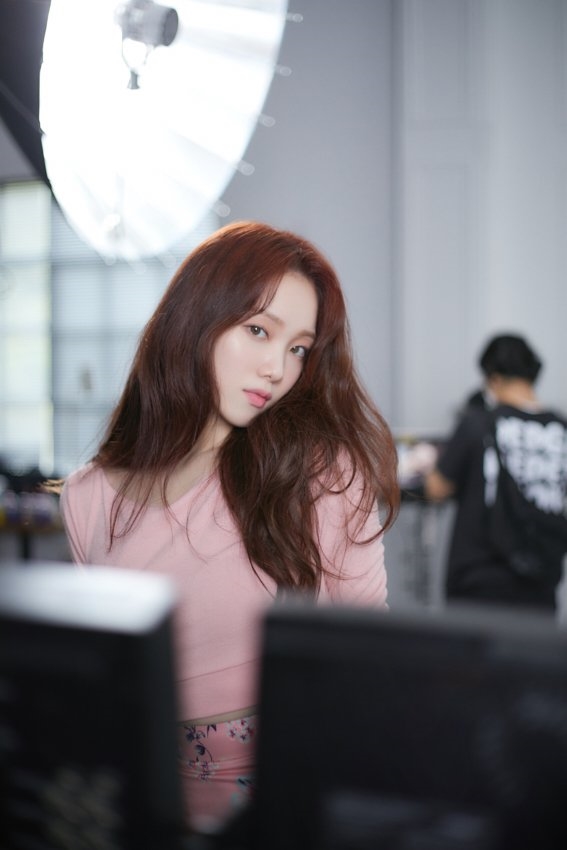 Lee Sung Kyung tung loạt ảnh hậu trường quảng cáo đẹp ngây ngất