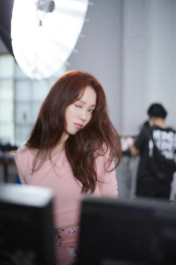 Lee Sung Kyung tung loạt ảnh hậu trường quảng cáo đẹp ngây ngất