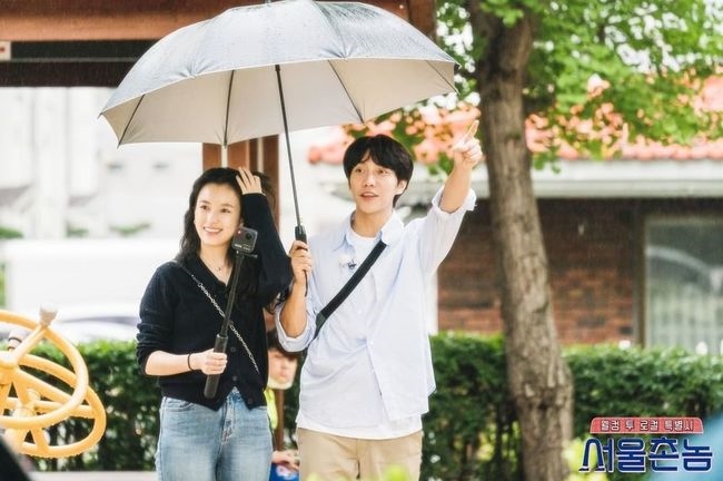Lee Seung Gi - Han Hyo Joo tương tác đáng yêu chứng minh tình bạn