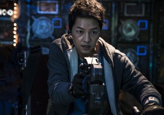 Song Joong Ki tung tạo hình cực ngầu trong movie mới