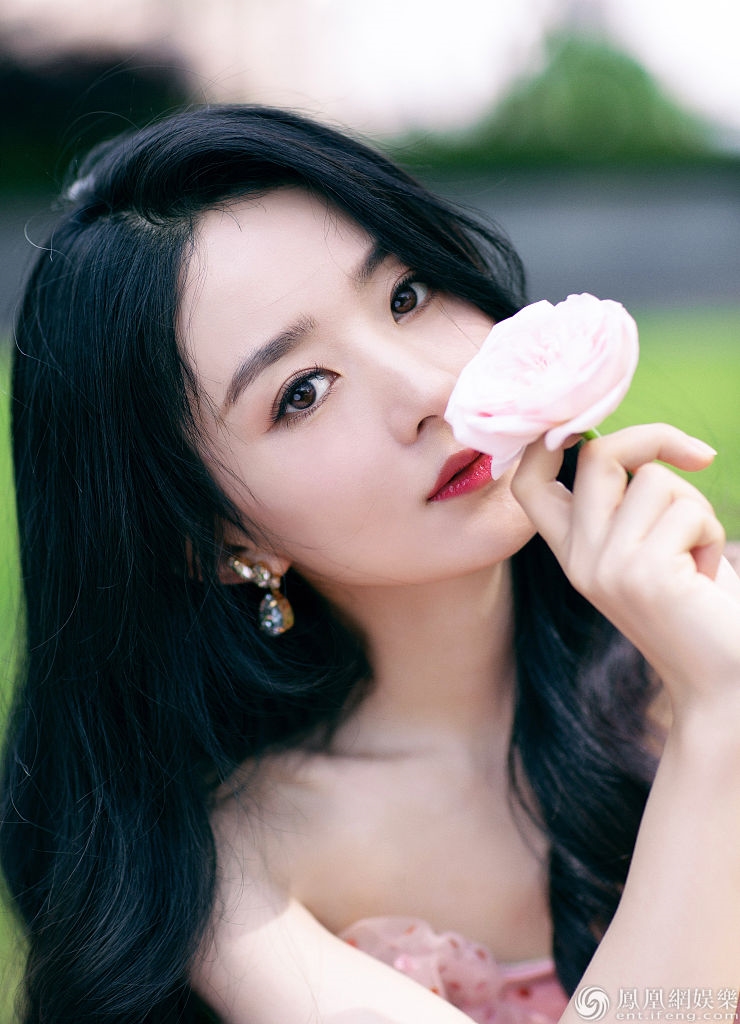 Triệu Lệ Dĩnh bị ném đá vì bới đồ ăn, Huỳnh Hiểu Minh lên tiếng bảo vệ