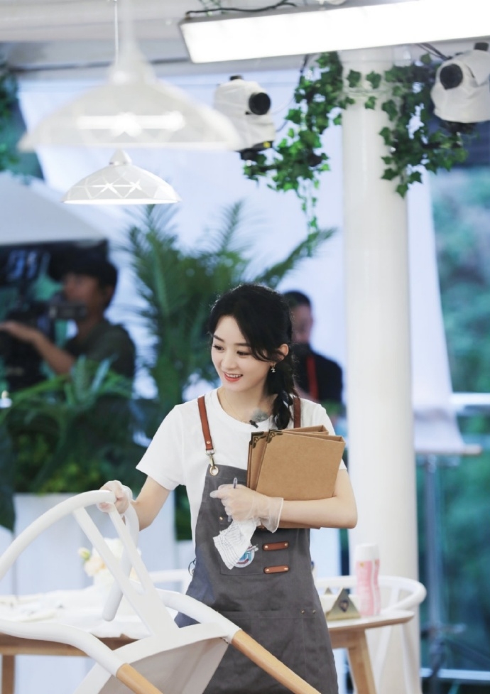 Triệu Lệ Dĩnh bị ném đá vì bới đồ ăn, Huỳnh Hiểu Minh lên tiếng bảo vệ
