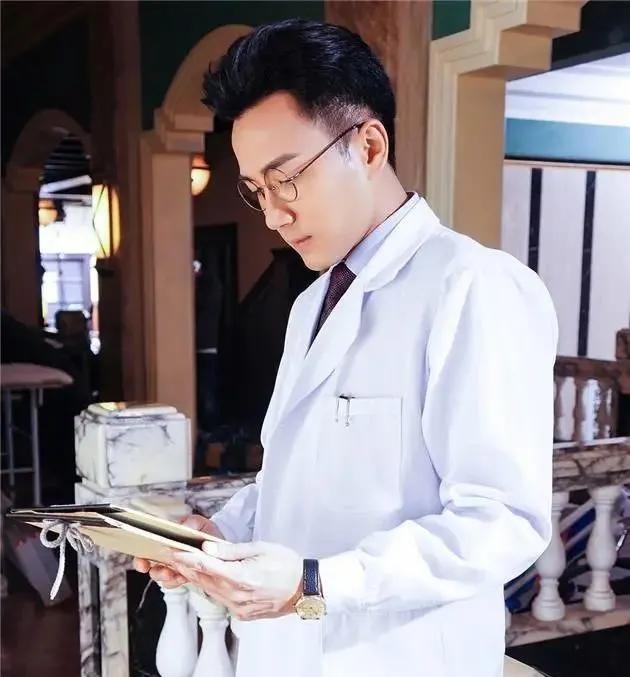 Lưu Khải Uy lại gây tranh cãi, hợp tác với đàn em kém 21 tuổi