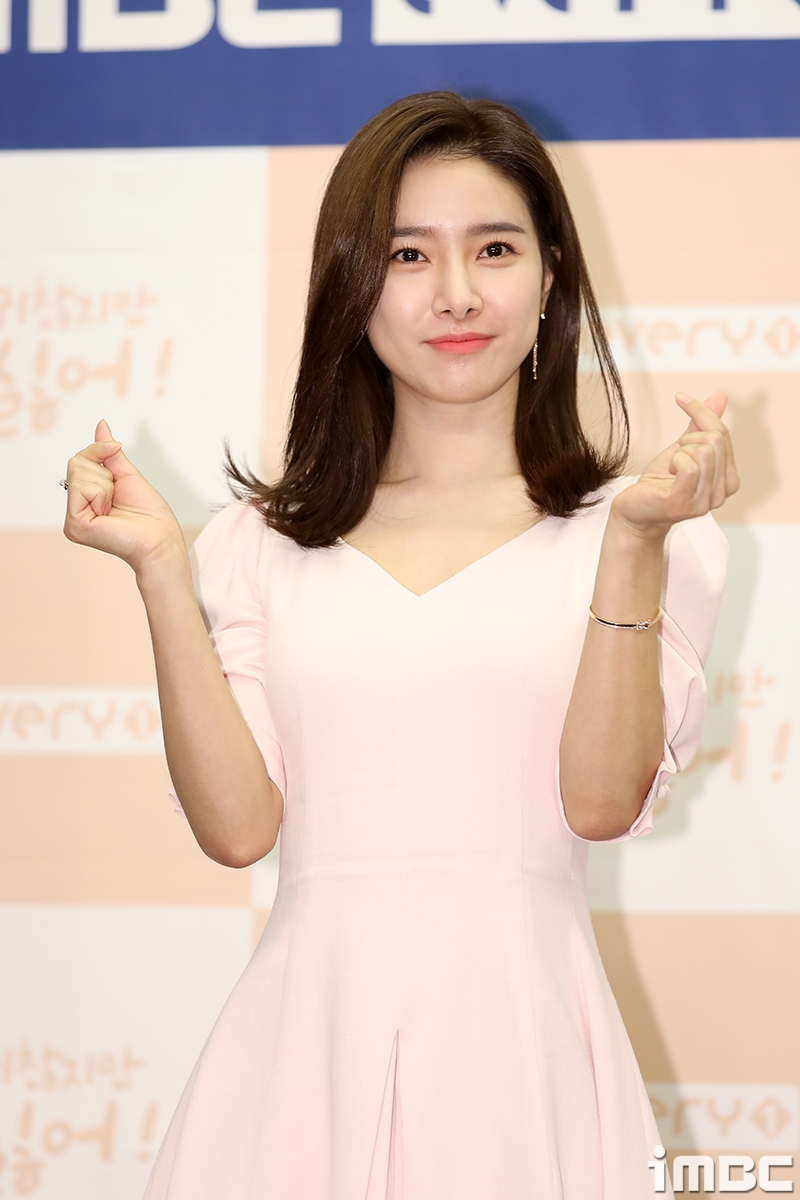 Kim So Eun trẻ đẹp trong họp báo phim mới bên cạnh ba trai đẹp