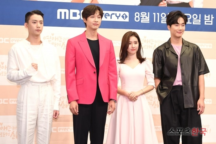 Kim So Eun trẻ đẹp trong họp báo phim mới bên cạnh ba trai đẹp