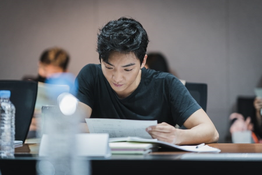 Lee Dong Wook - Kim Bum nổi bật trong buổi đọc kịch bản phim mới