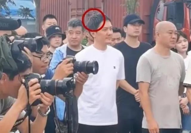 Phùng Thiệu Phong tóc bạc bụng bia sau 2 năm cưới Triệu Lệ Dĩnh