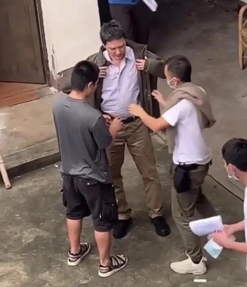 Phùng Thiệu Phong tóc bạc bụng bia sau 2 năm cưới Triệu Lệ Dĩnh