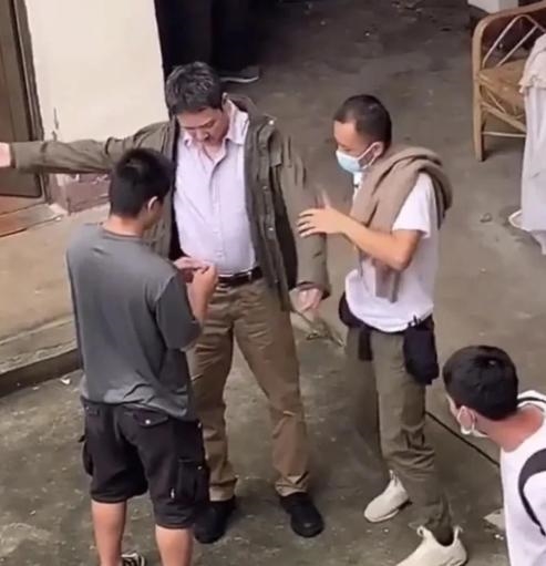 Phùng Thiệu Phong tóc bạc bụng bia sau 2 năm cưới Triệu Lệ Dĩnh