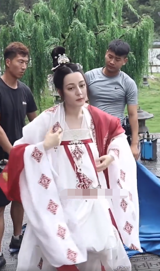 Địch Lệ Nhiệt Ba - Cổ Lực Na Trát bị đưa lên bàn cân vì đụng tạo hình