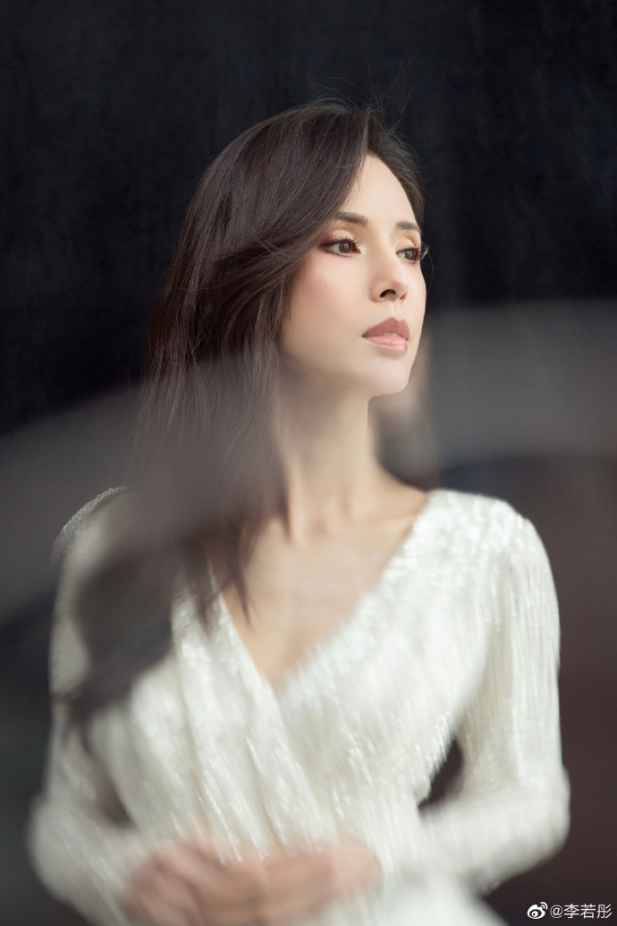 Lý Nhược Đồng lần đầu công khai tuổi thật, U60 vẫn xinh đẹp hút hồn