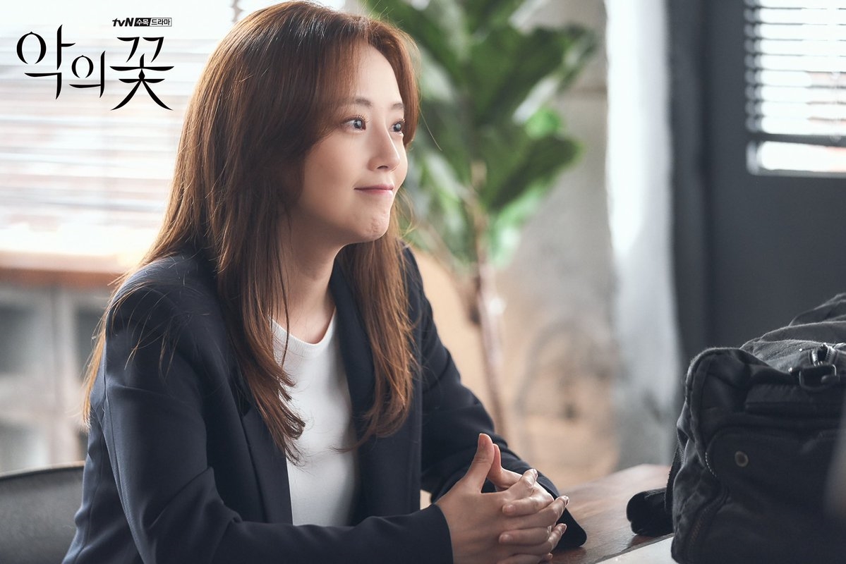 Lee Jun Ki - Moon Chae Won thử lòng nhau trong tập mới Flower Of Evil