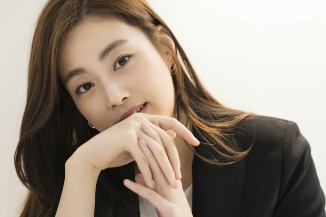 Kang Sora để lộ thân phận 'khủng' của hôn phu làm fan trầm trồ
