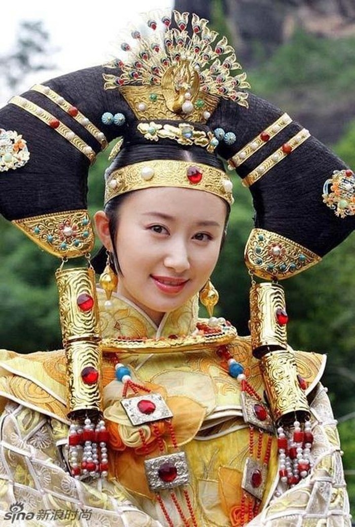 Tạo hình tóc độc lạ của mỹ nhân Cbiz: An Dĩ Hiên đội thành phố vàng