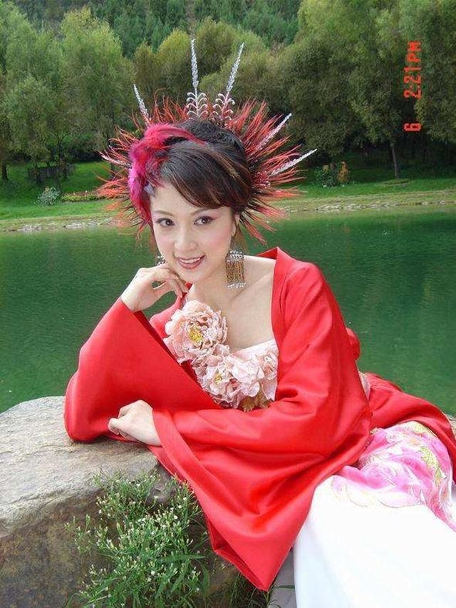 Tạo hình tóc độc lạ của mỹ nhân Cbiz: An Dĩ Hiên đội thành phố vàng