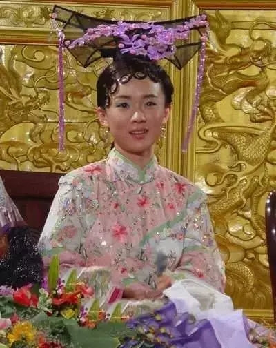 Tạo hình tóc độc lạ của mỹ nhân Cbiz: An Dĩ Hiên đội thành phố vàng