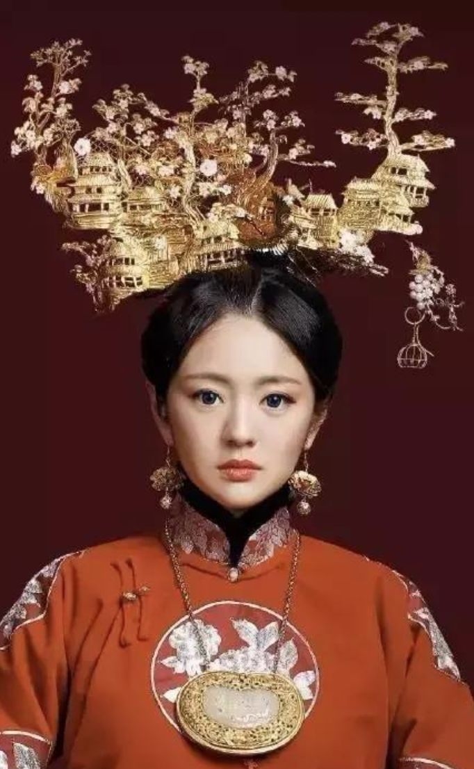 Tạo hình tóc độc lạ của mỹ nhân Cbiz: An Dĩ Hiên đội thành phố vàng