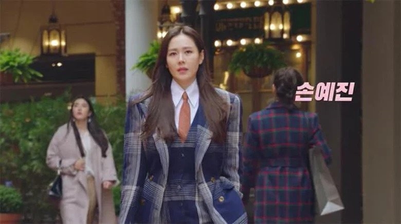 Son Ye Jin và 7 lần 'đụng hàng' hậu bối nhưng chưa từng thua kém