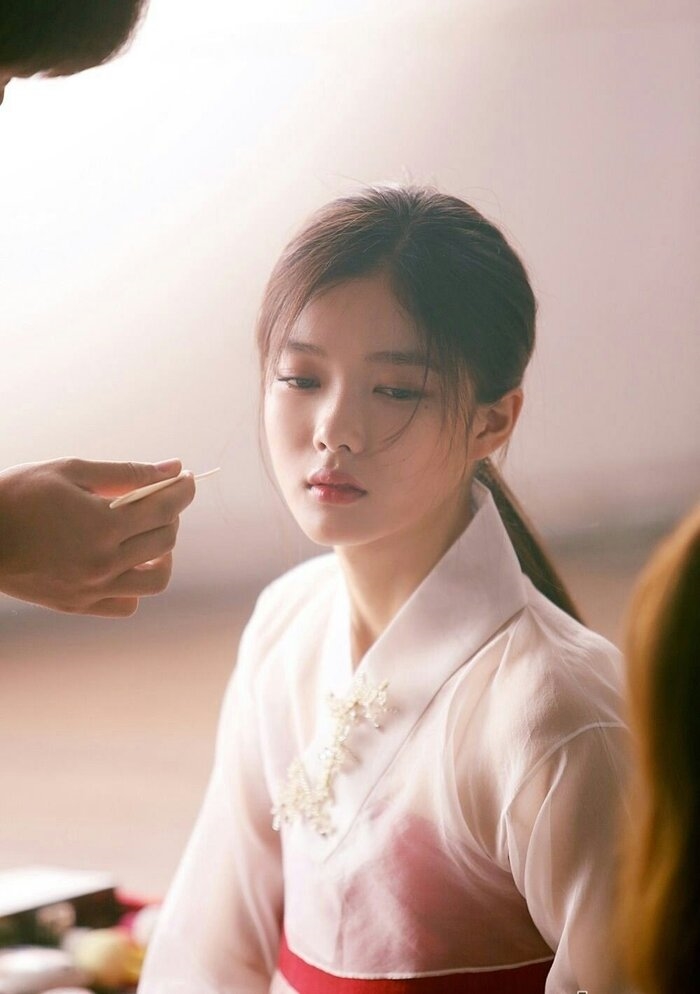 Kim Yoo Jung và những rắc rối gặp phải mỗi khi ăn mặc quyến rũ