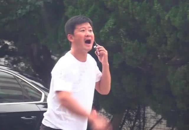 Ngô Kinh đưa vợ con đi dạo, râu ria xồm xoàm phát tướng khó nhận ra