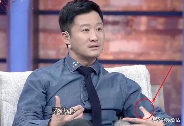 Ngô Kinh đưa vợ con đi dạo, râu ria xồm xoàm phát tướng khó nhận ra