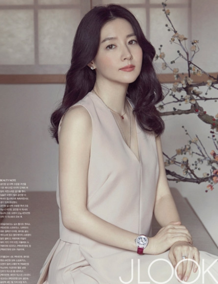 Lee Young Ae khoe nhan sắc hoàn hảo ở tuổi 49