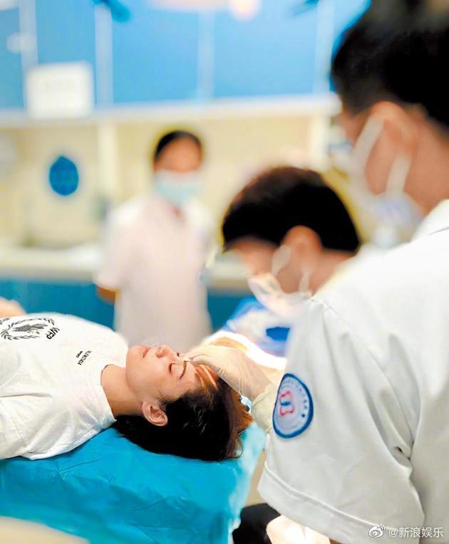 Chung Hân Đồng nhập viện nhưng chồng cũ tỏ ra vô tâm