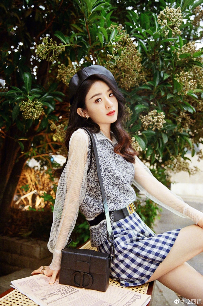 Triệu Lệ Dĩnh hớp hồn đám đông vì quá xinh đẹp dù ăn mặc quê mùa