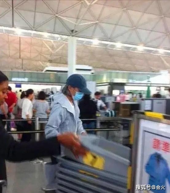 Châu Tinh Trì cô độc, gầy yếu xuất hiện ở sân bay