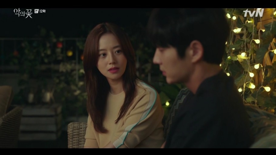 'Flower Of Evil' tung ảnh Moon Chae Won còng tay Lee Jun Ki