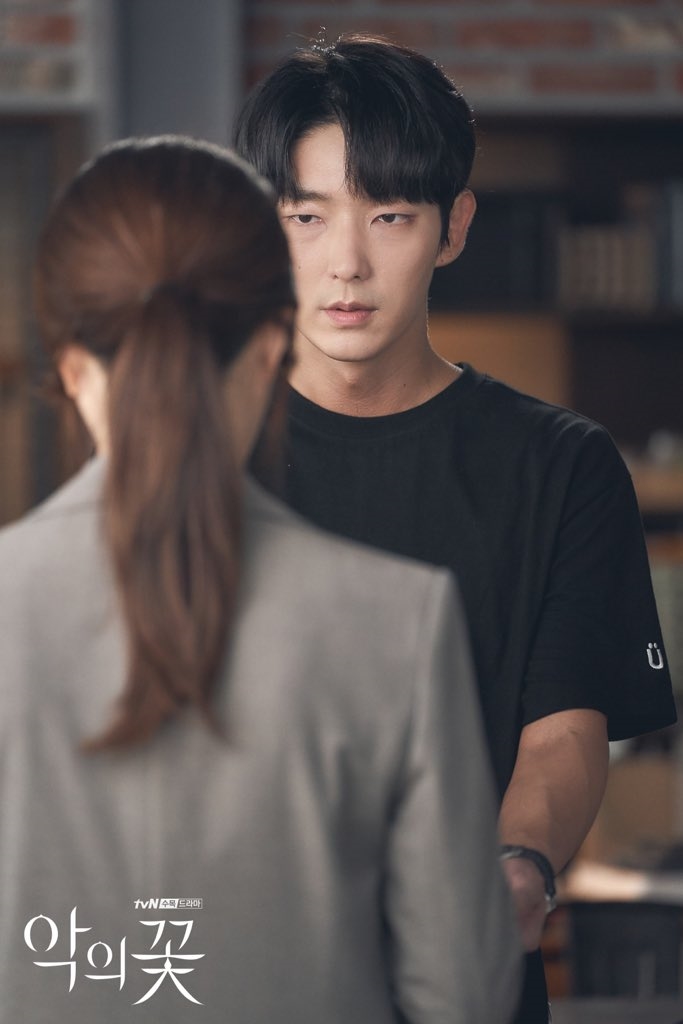 'Flower Of Evil' tung ảnh Moon Chae Won còng tay Lee Jun Ki