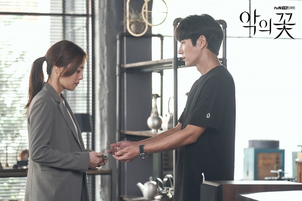 'Flower Of Evil' tung ảnh Moon Chae Won còng tay Lee Jun Ki