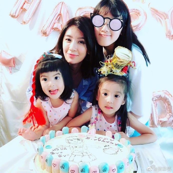 Con gái Giả Tịnh Văn và con cái nhà sao Cbiz gây bão vì giống bố mẹ