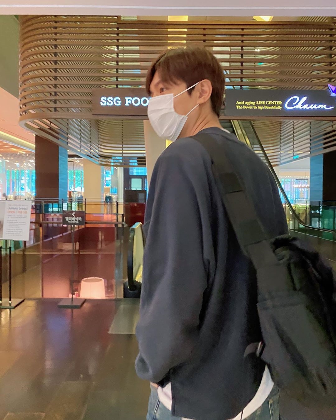 Lee Min Ho khoe ảnh đời thường đi siêu thị khiến fan thích thú