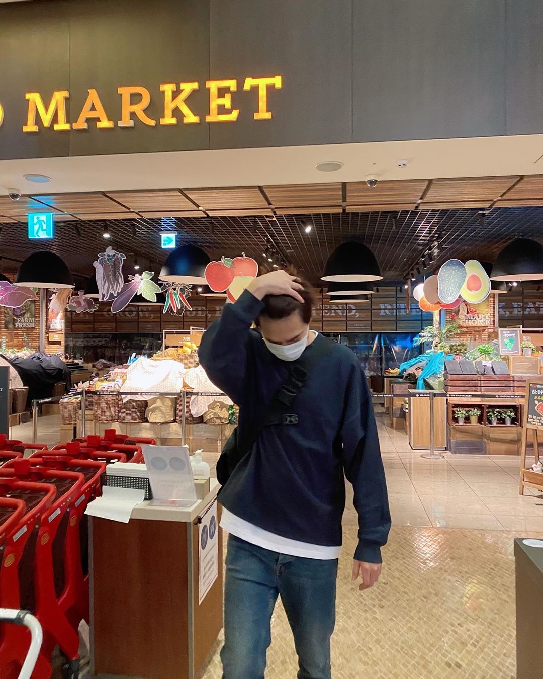 Lee Min Ho khoe ảnh đời thường đi siêu thị khiến fan thích thú