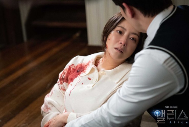 Joo Won - Kim Hee Sun đột nhiên bị khán giả 'cấm yêu' trong Alice