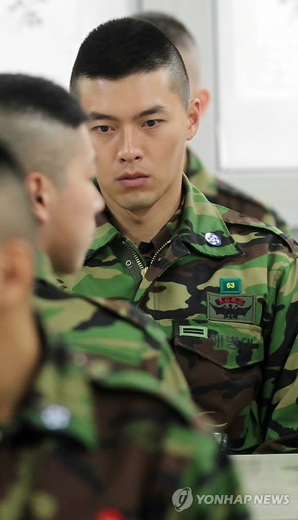 Song Joong Ki, Ji Chang Wook và loạt sao nam Hàn cạo trọc vẫn đẹp trai