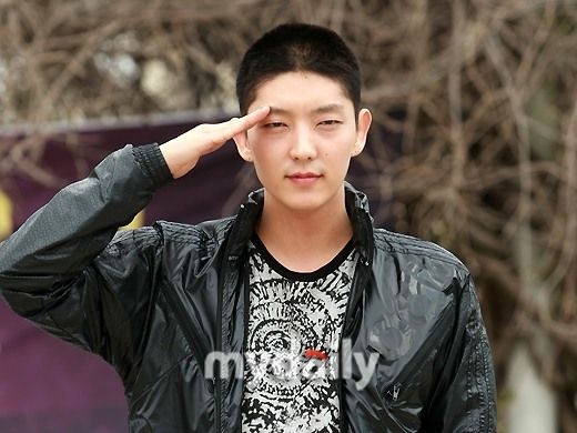 Song Joong Ki, Ji Chang Wook và loạt sao nam Hàn cạo trọc vẫn đẹp trai