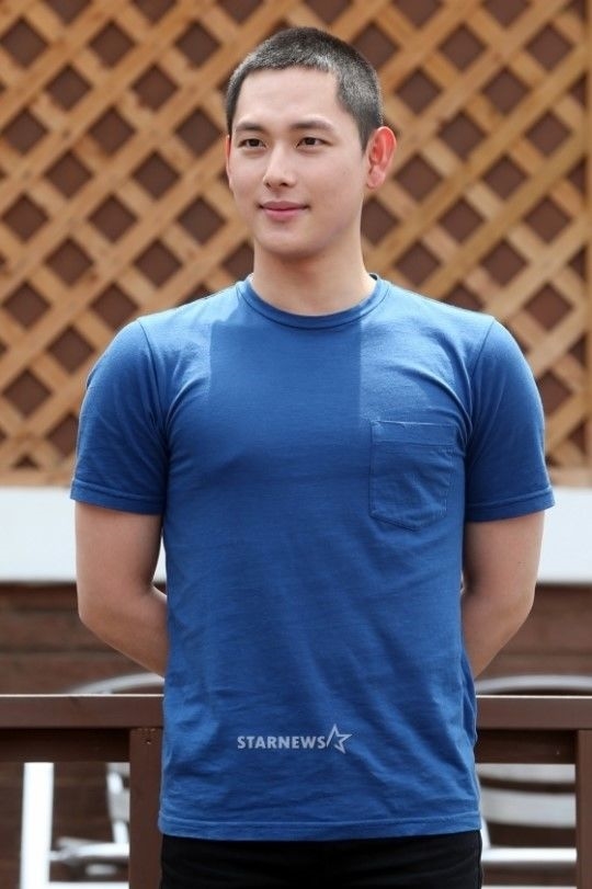 Song Joong Ki, Ji Chang Wook và loạt sao nam Hàn cạo trọc vẫn đẹp trai