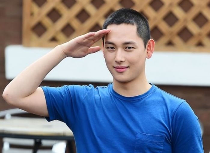 Song Joong Ki, Ji Chang Wook và loạt sao nam Hàn cạo trọc vẫn đẹp trai