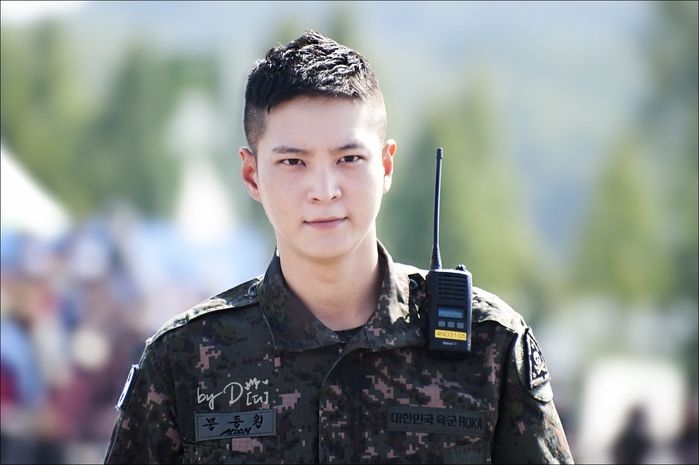 Song Joong Ki, Ji Chang Wook và loạt sao nam Hàn cạo trọc vẫn đẹp trai