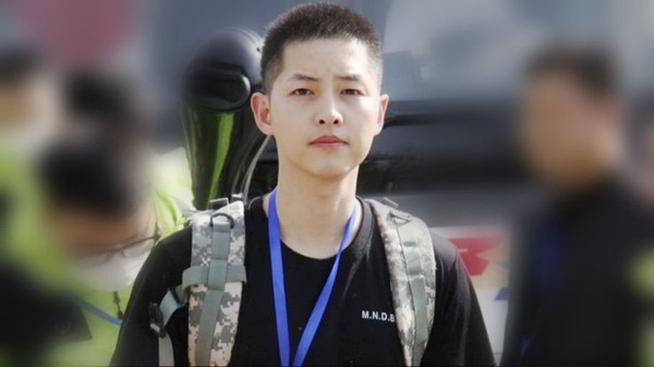Song Joong Ki, Ji Chang Wook và loạt sao nam Hàn cạo trọc vẫn đẹp trai