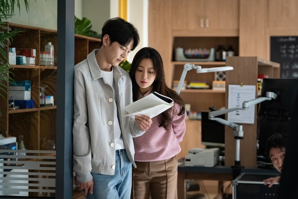Kim Hee Sun và Joo Won tương tác đáng yêu trong hậu trường Alice