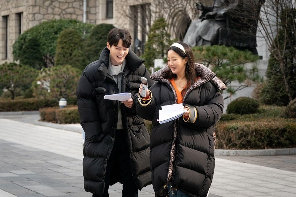 Kim Hee Sun và Joo Won tương tác đáng yêu trong hậu trường Alice