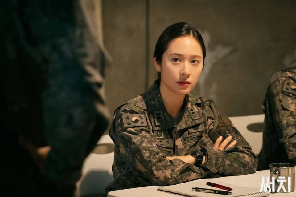 Krystal khoe trọn khí chất ngự tỷ qua vai nữ quân nhân