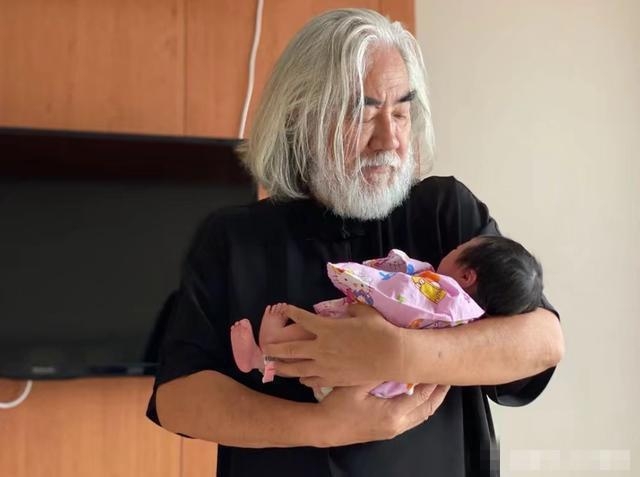 Trương Kỷ Trung có thêm con gái ở tuổi U70 với trợ lý kém 31 tuổi